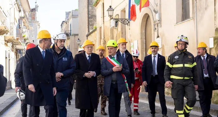 Mattarella a Niscemi, il sopralluogo in zona rossa e gli applausi dei cittadini:\u00A0«Presidente non si dimentichi di noi»\n