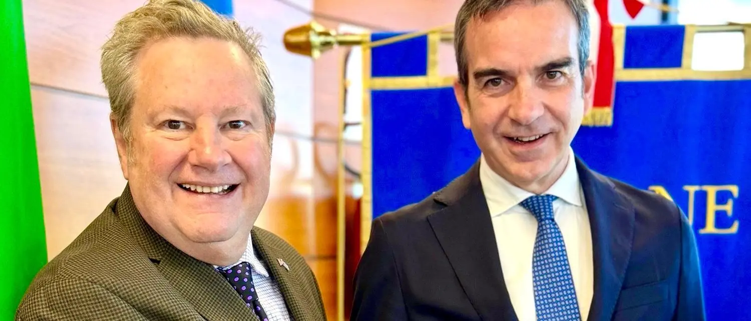 Medici cubani, Occhiuto incontra l’ambasciatore Hammer: «Necessari ma\u00A0gli Usa ci aiuteranno a reclutare nuovi camici bianchi»\n