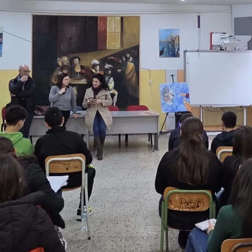 L’arte di Barbara Pisano entra in classe a Laureana per parlare di bullismo e cyberbullismo\n