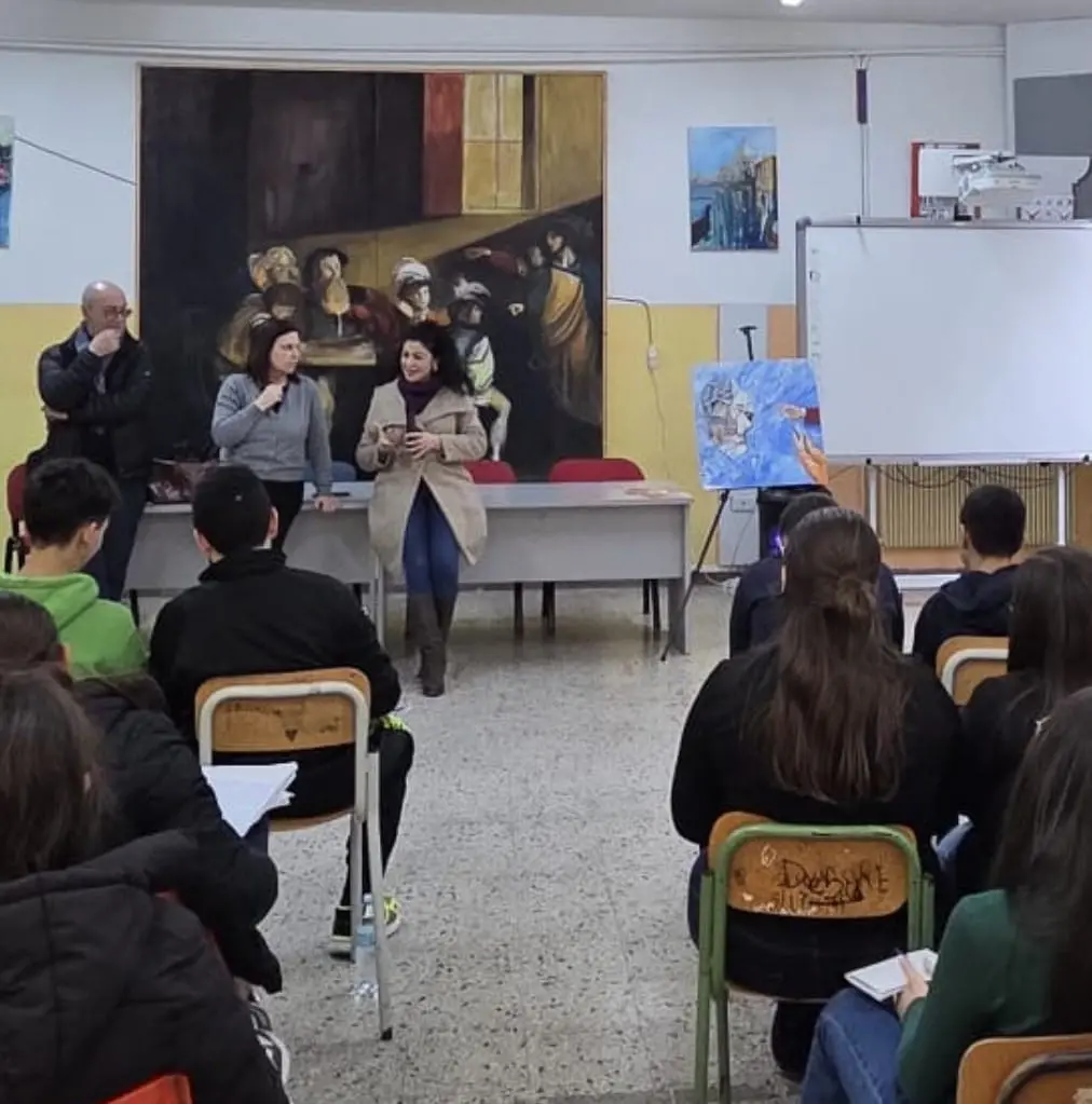 L’arte di Barbara Pisano entra in classe a Laureana per parlare di bullismo e cyberbullismo\n