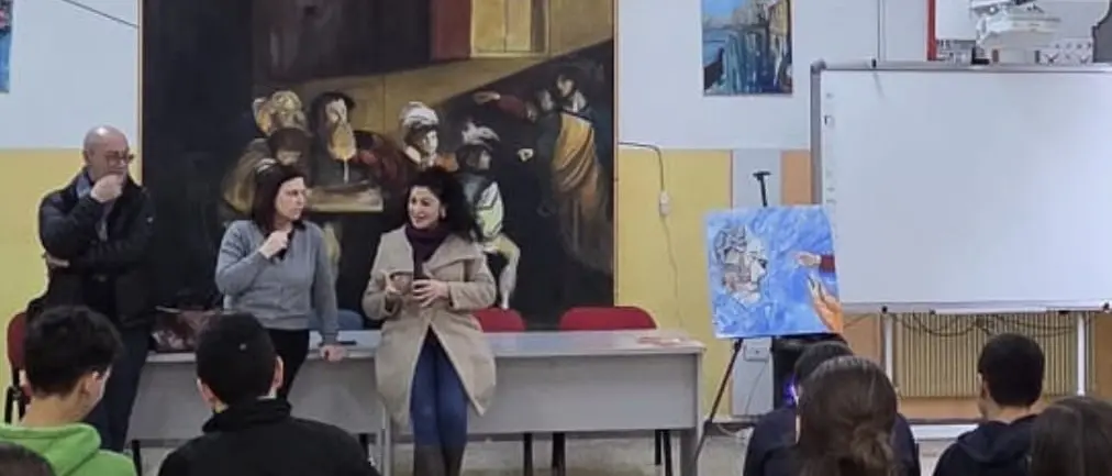 L’arte di Barbara Pisano entra in classe a Laureana per parlare di bullismo e cyberbullismo\n