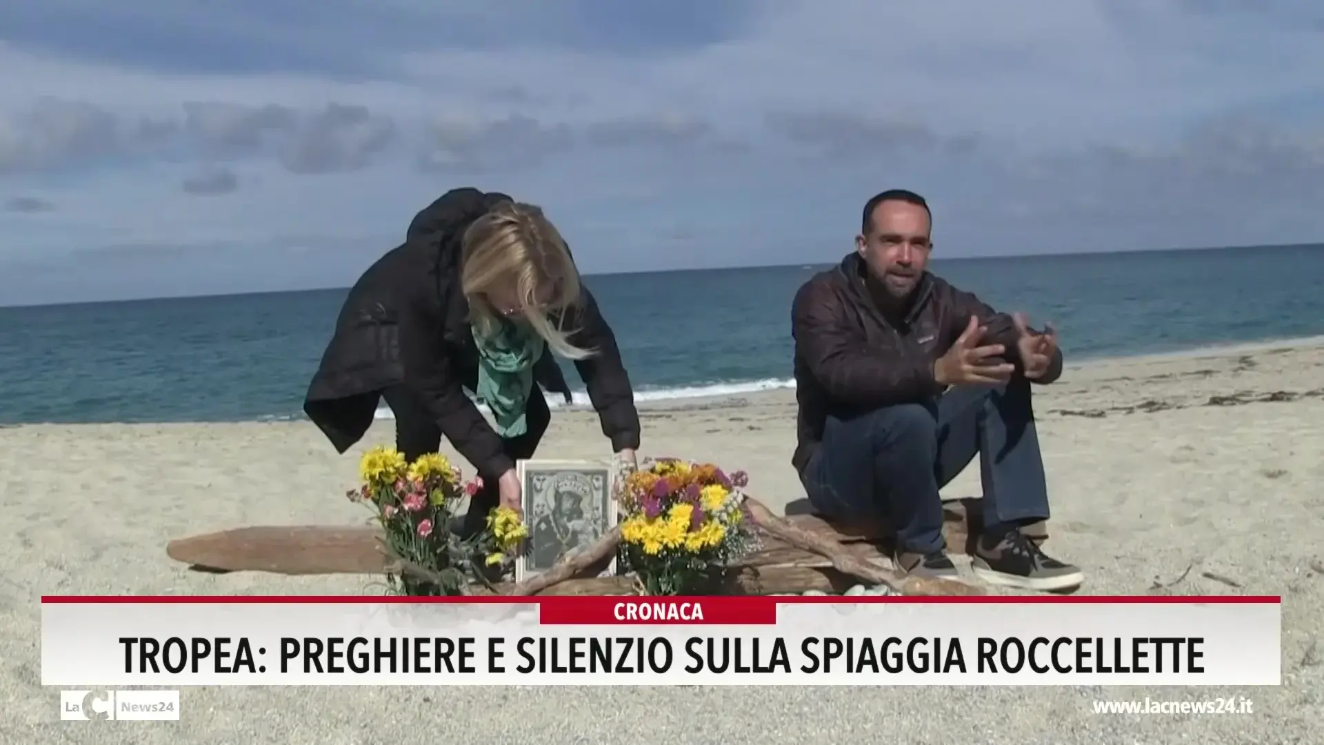 Strage di migranti, preghiere e silenzio a Tropea sulla spiaggia Le Roccette