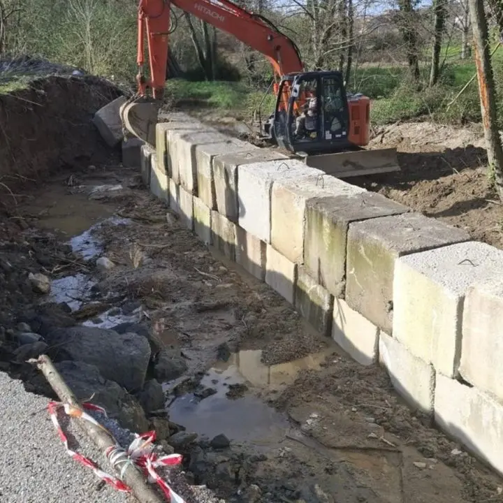 Zumpano, interventi urgenti a Padula: lavori su argine e fognatura dopo le piogge\n