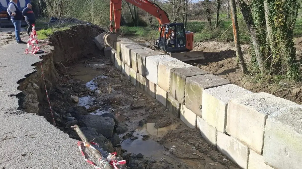 Zumpano, interventi urgenti a Padula: lavori su argine e fognatura dopo le piogge\n