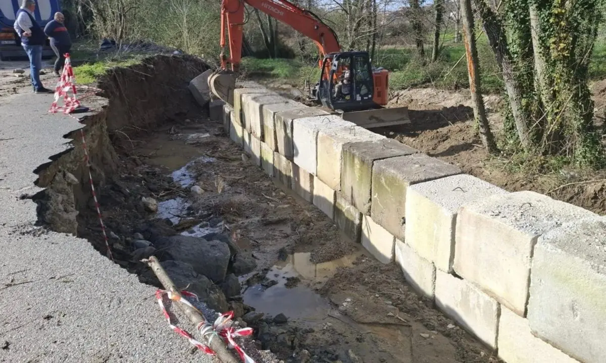 Zumpano, interventi urgenti a Padula: lavori su argine e fognatura dopo le piogge\n