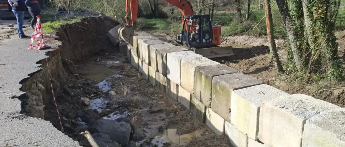 Zumpano, interventi urgenti a Padula: lavori su argine e fognatura dopo le piogge\n