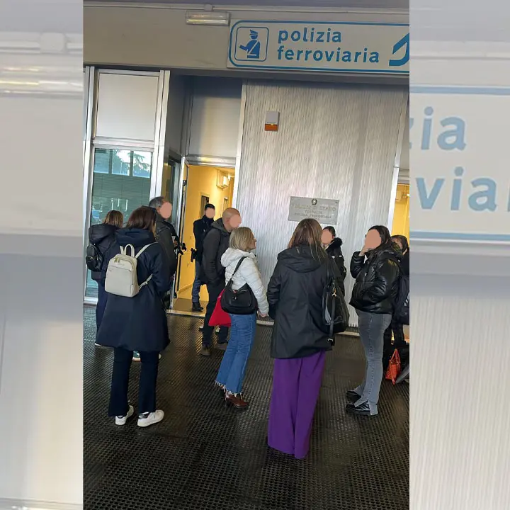 <p>Paola, <span style=\"color:hsl(0, 75%, 60%);\">cancellazione </span>di un treno per Lamezia Terme: pendolari nel caos</p>