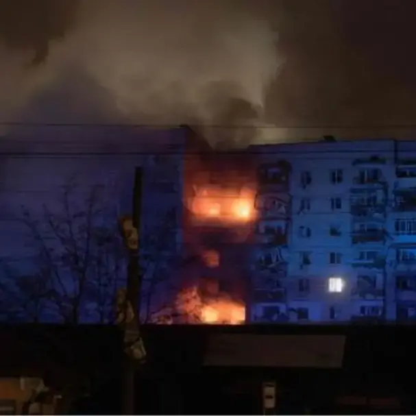 La lunga notte di Kiev: quattro anni dopo l’invasione la guerra torna a misurarsi in corrente elettrica e minuti di sonno\n