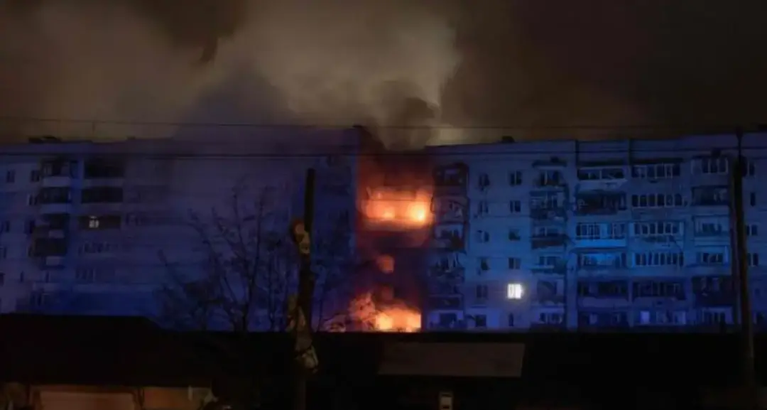 La lunga notte di Kiev: quattro anni dopo l’invasione la guerra torna a misurarsi in corrente elettrica e minuti di sonno\n