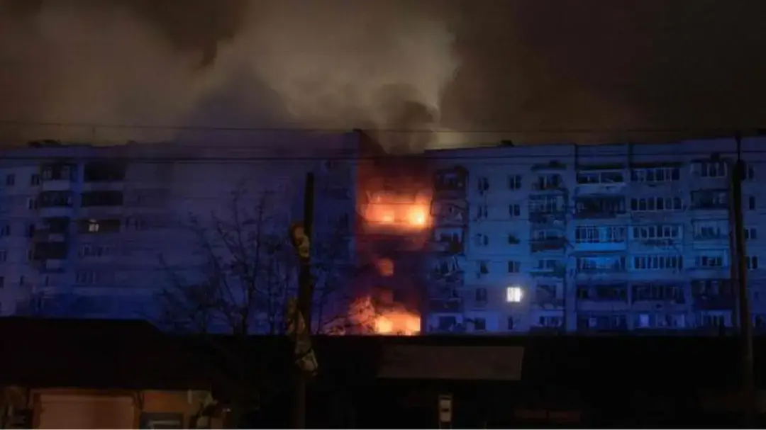 La lunga notte di Kiev: quattro anni dopo l’invasione la guerra torna a misurarsi in corrente elettrica e minuti di sonno\n