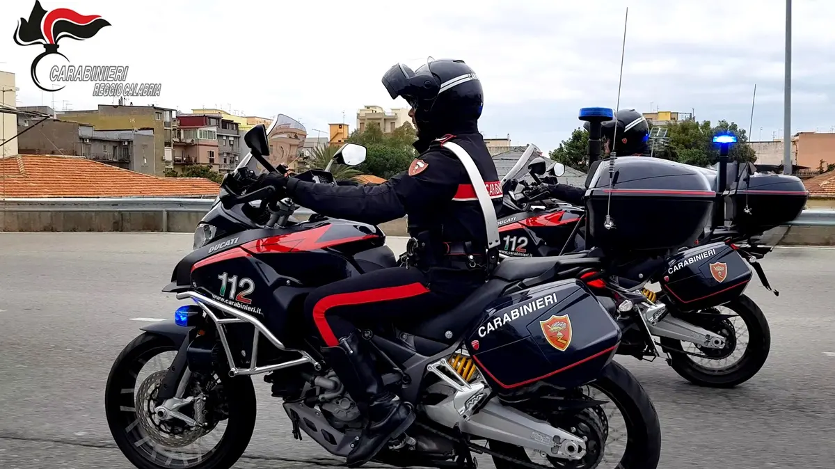 Melito,\u00A0i carabinieri controllano un cantiere e un negozio di alimentari: denunciato un uomo\n