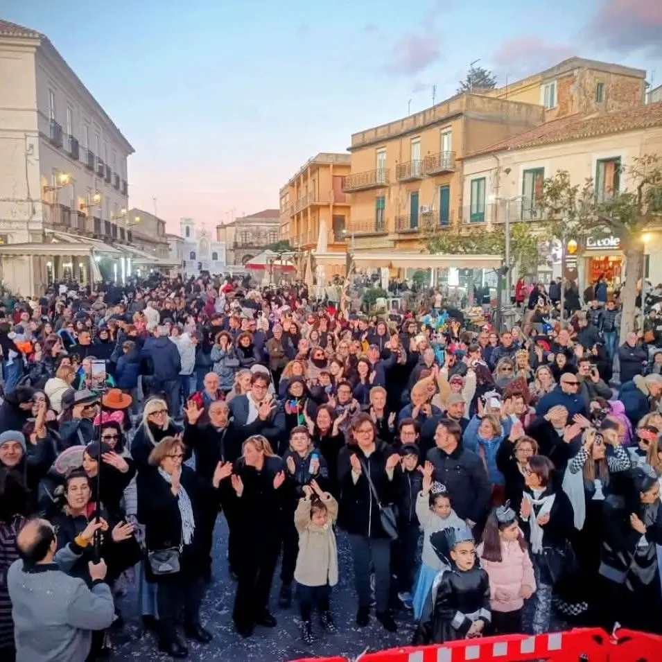 Pizzo riscopre il suo carnevale: grande partecipazione all’edizione 2026 che si è tenuta in piazza\n