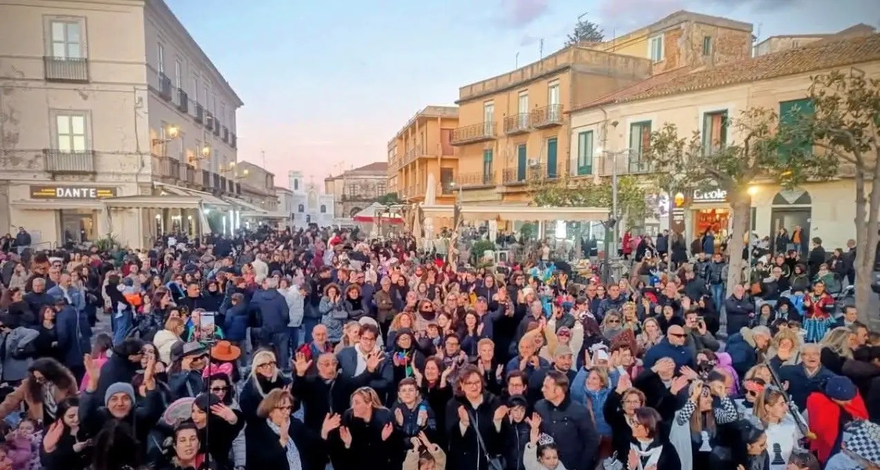 Pizzo riscopre il suo carnevale: grande partecipazione all’edizione 2026 che si è tenuta in piazza\n