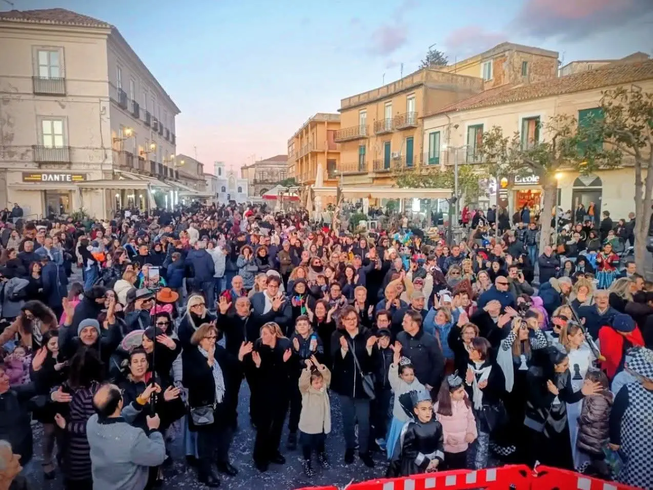 Pizzo riscopre il suo carnevale: grande partecipazione all’edizione 2026 che si è tenuta in piazza\n