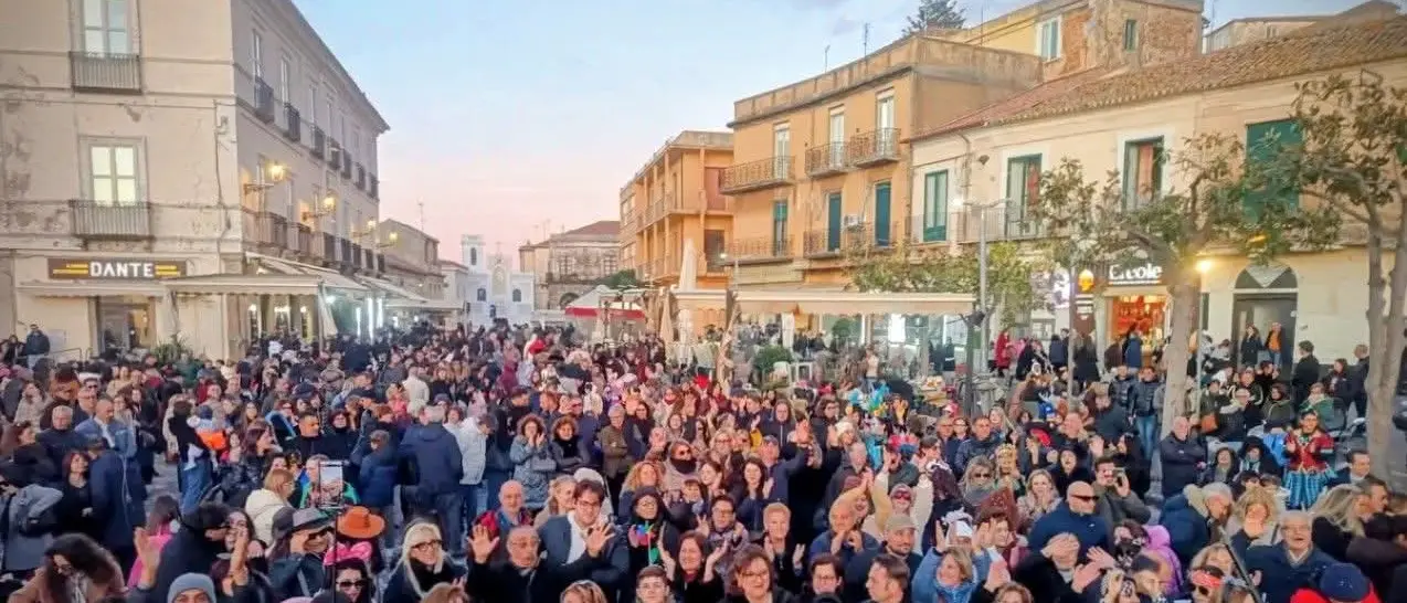 Pizzo riscopre il suo carnevale: grande partecipazione all’edizione 2026 che si è tenuta in piazza\n