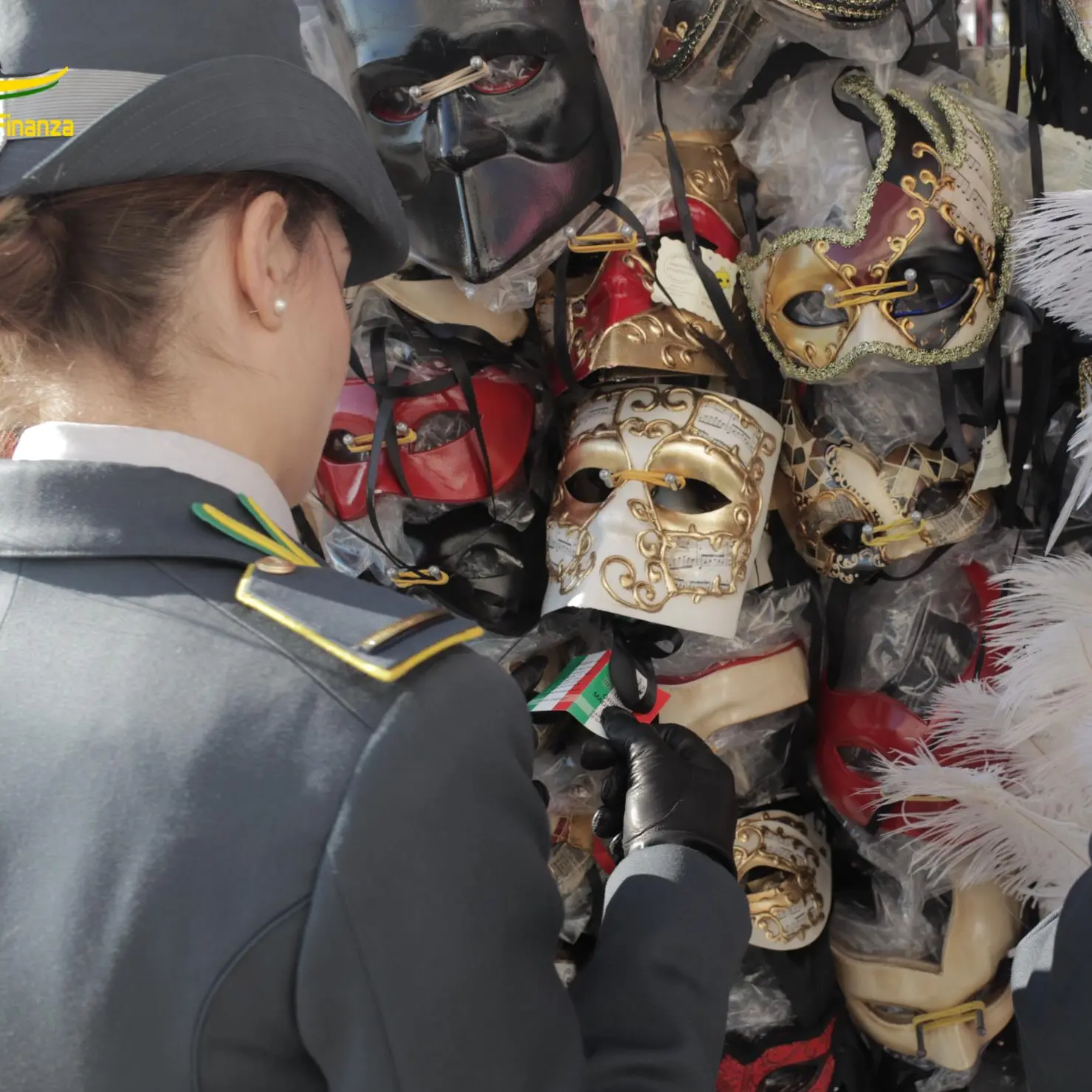 <p>Cosenza, la GDF “<span style=\"color:hsl(0, 75%, 60%);\">smaschera</span>” il Carnevale: sequestrati  180mila prodotti non conformi </p>