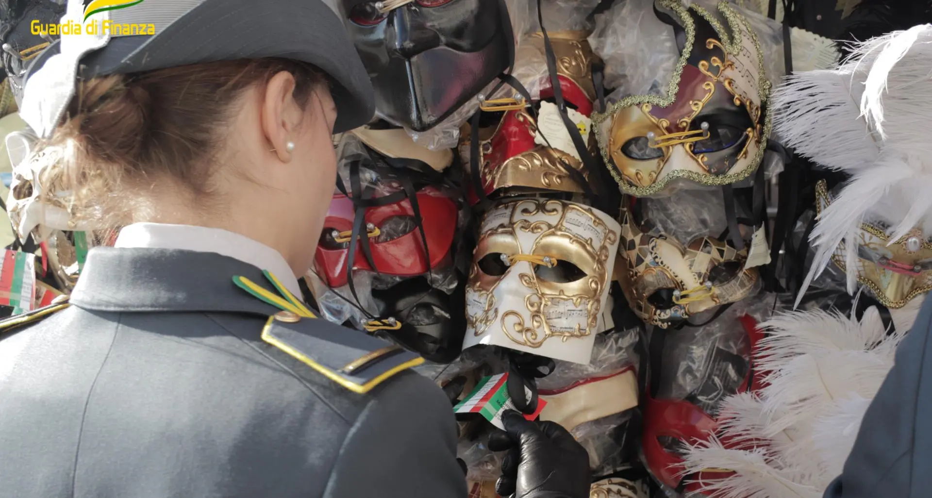 Cosenza, la GDF “smaschera” il Carnevale: sequestrati\u00A0 180mila prodotti non conformi\u00A0\n