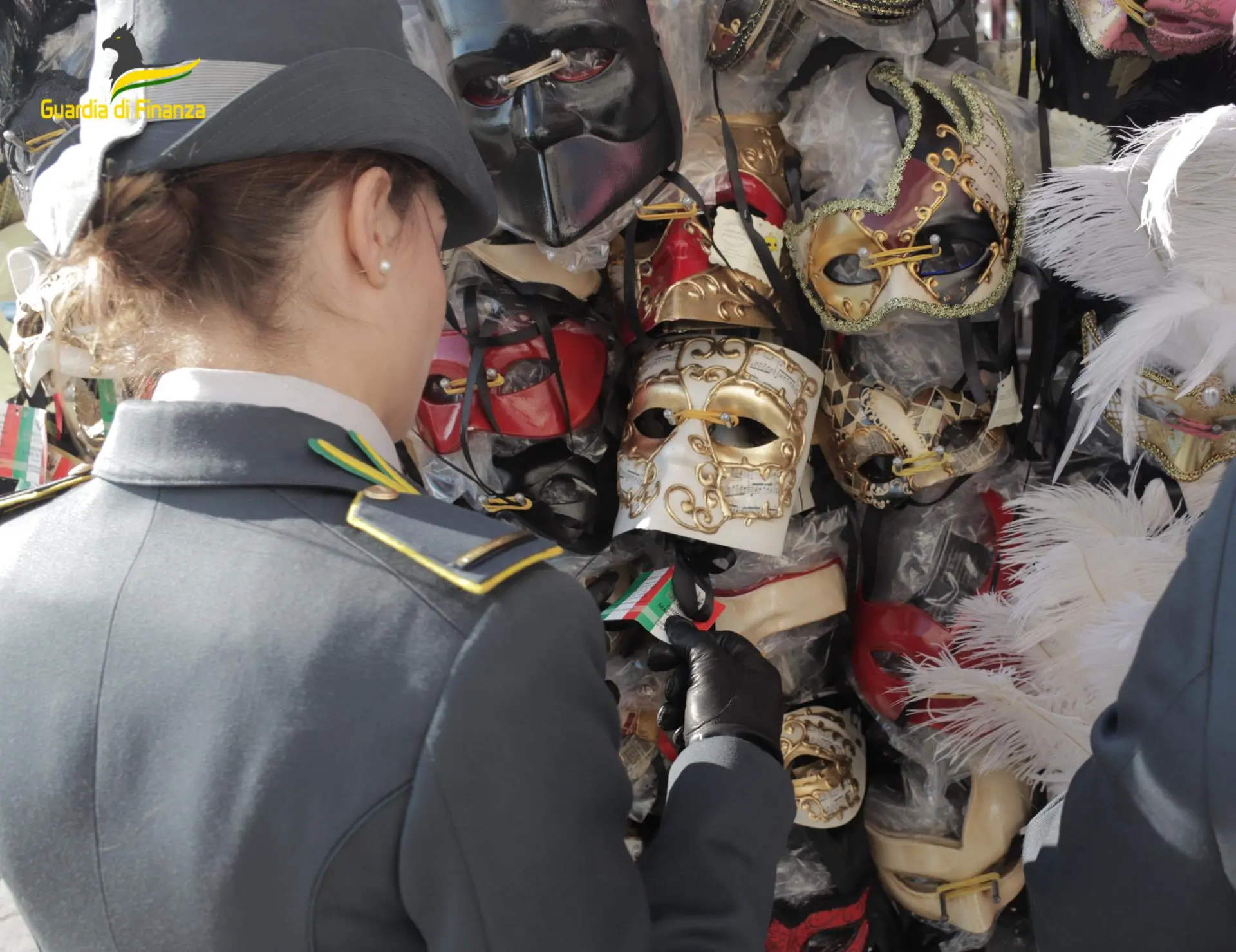 Cosenza, la GDF “smaschera” il Carnevale: sequestrati\u00A0 180mila prodotti non conformi\u00A0\n