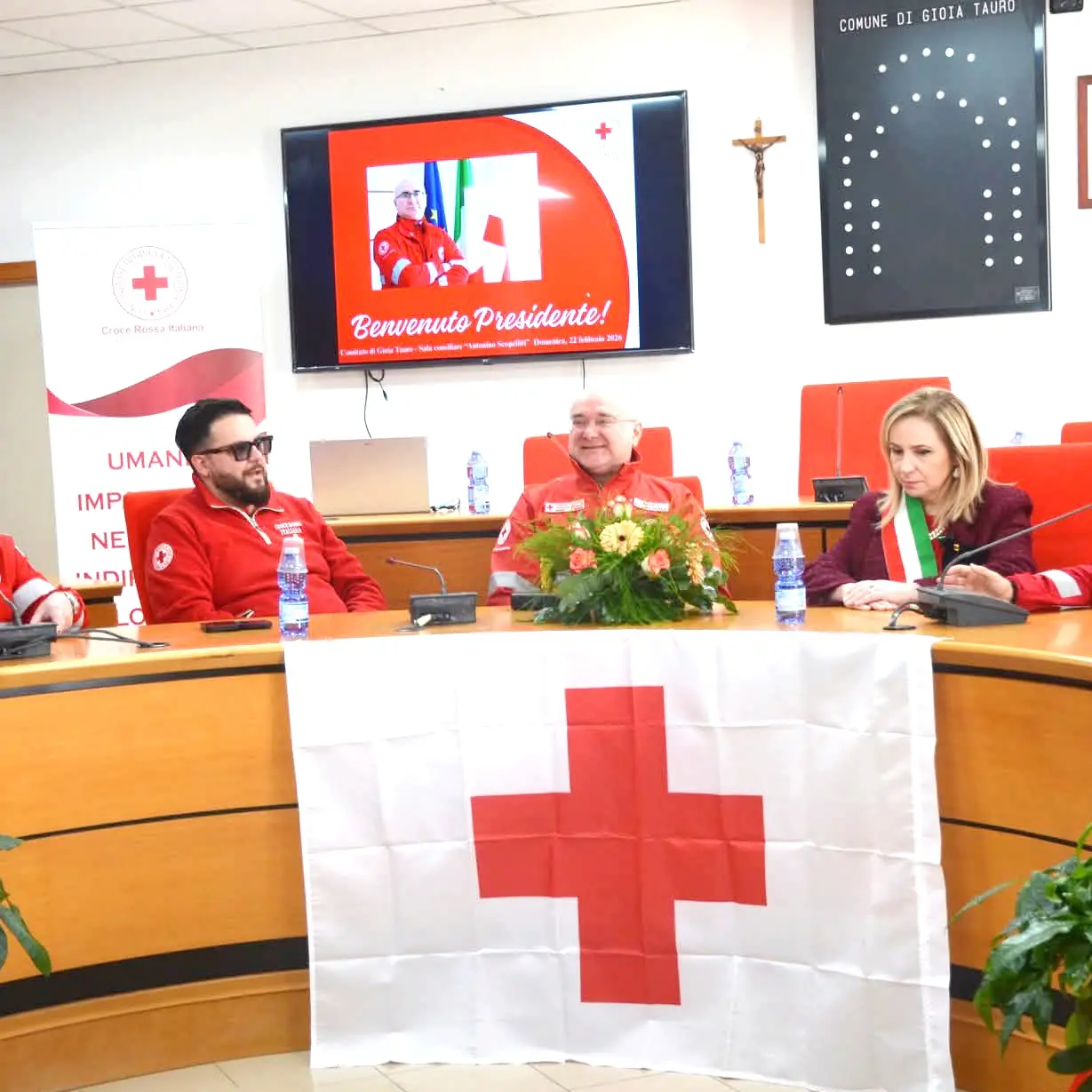 Il Presidente Nazionale della Croce Rossa Italiana, Rosario Maria Gianluca Valastro, incontra i volontari a Gioia Tauro\n