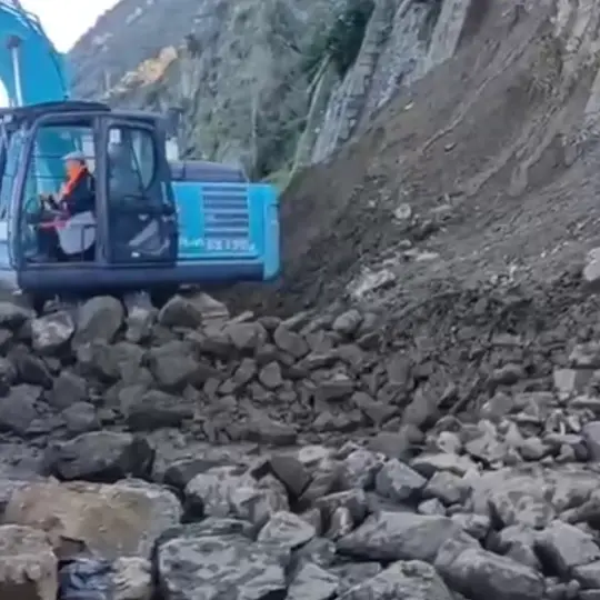 Anas al lavoro per ricucire le ferite del maltempo: avanti senza sosta i lavori di messa in sicurezza del costone sulla Ss18\n