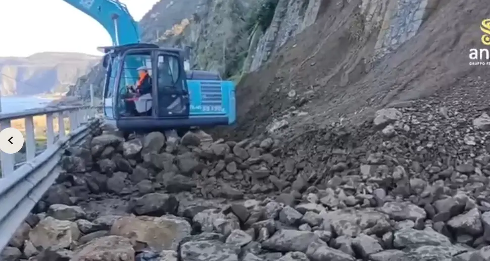 Anas al lavoro per ricucire le ferite del maltempo: avanti senza sosta i lavori di messa in sicurezza del costone sulla Ss18\n