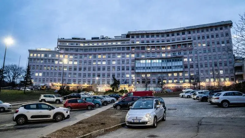 Torino, morto bimbo di 5 mesi caduto dalle scale: era scivolato dalle braccia della mamma\n