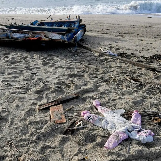 <p>«Tragedia di Cutro, dopo tre anni nulla è cambiato: il Mediterraneo è un <span style=\"color:hsl(0, 75%, 60%);\">cimitero di migranti</span>», la denuncia di Msf</p>