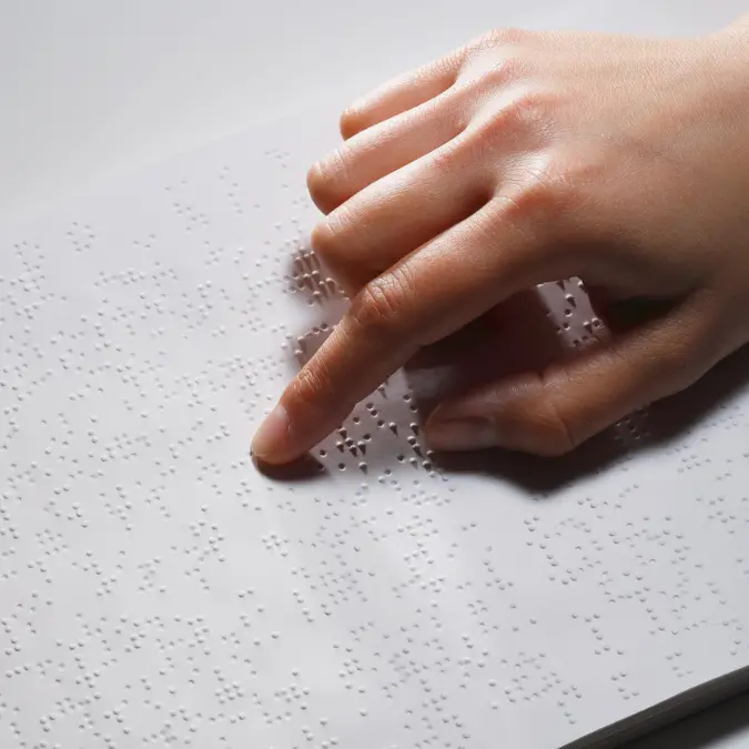 A lezione di Braille, a Vazzano l’iniziativa di Pro Loco e Uici Vibo: «La diversità? Non esiste, l’inclusione riguarda tutti»\n