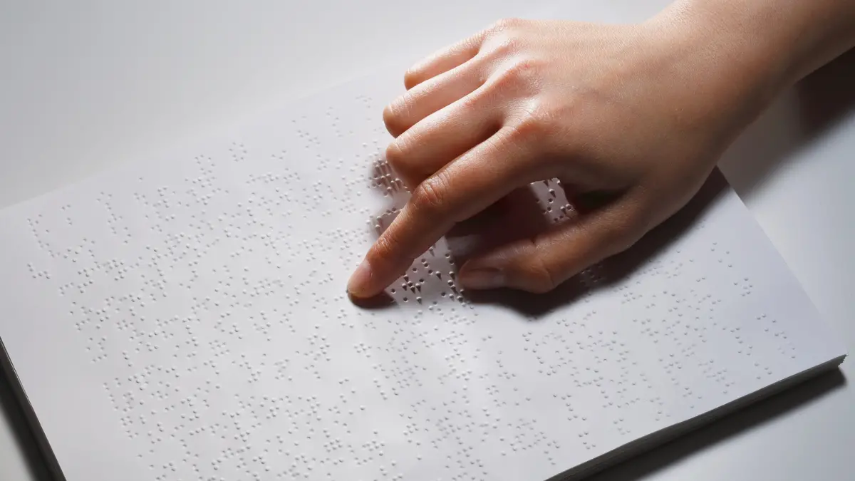 A lezione di Braille, a Vazzano l’iniziativa di Pro Loco e Uici Vibo: «La diversità? Non esiste, l’inclusione riguarda tutti»\n