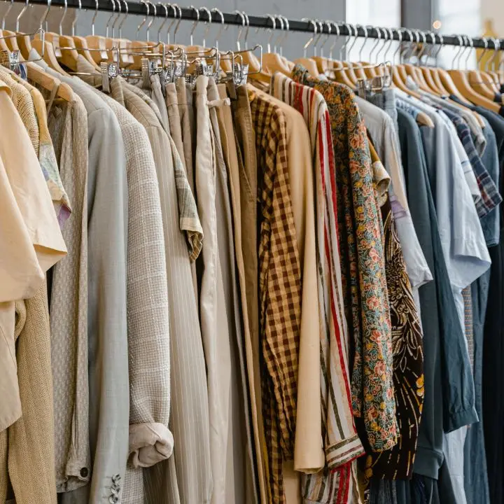 Furti alla Coin della stazione Termini di Roma, indagati 9 poliziotti e 12 carabinieri: spariti profumi e vestiti per 184mila euro\n