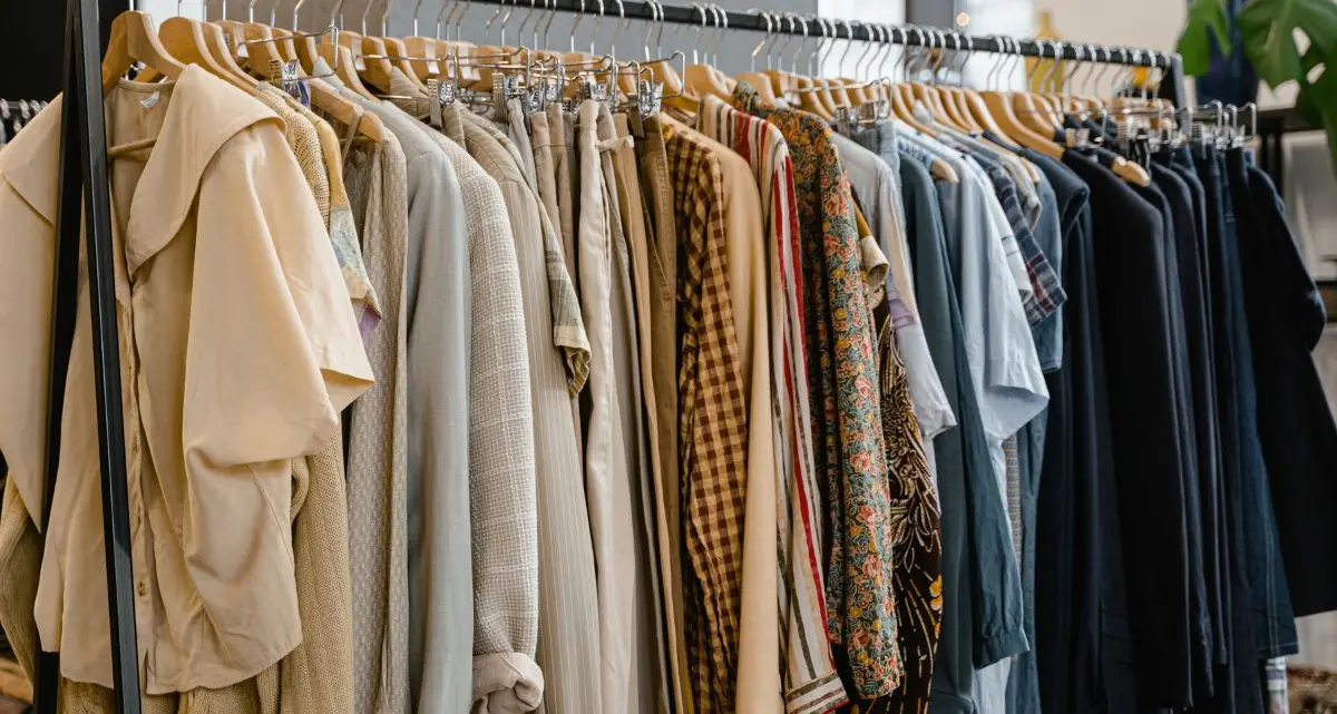 Furti alla Coin della stazione Termini di Roma, indagati 9 poliziotti e 12 carabinieri: spariti profumi e vestiti per 184mila euro\n