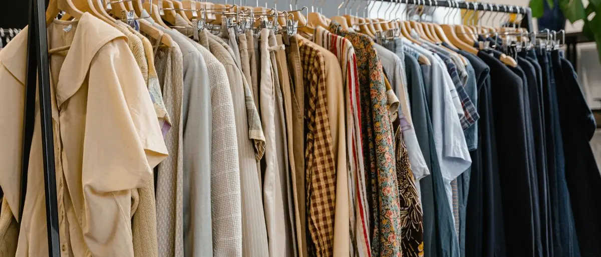 Furti alla Coin della stazione Termini di Roma, indagati 9 poliziotti e 12 carabinieri: spariti profumi e vestiti per 184mila euro\n