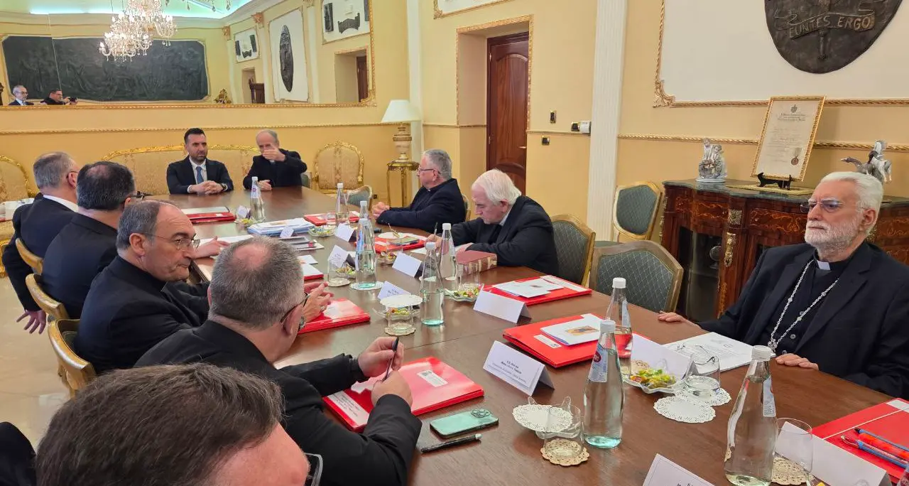 <p>Non solo l'autonomia differenziata, ora la Chiesa <span style=\"color:hsl(0, 75%, 60%);\">critica il Governo Meloni</span> anche sulle politiche migratorie (e il referendum)</p>