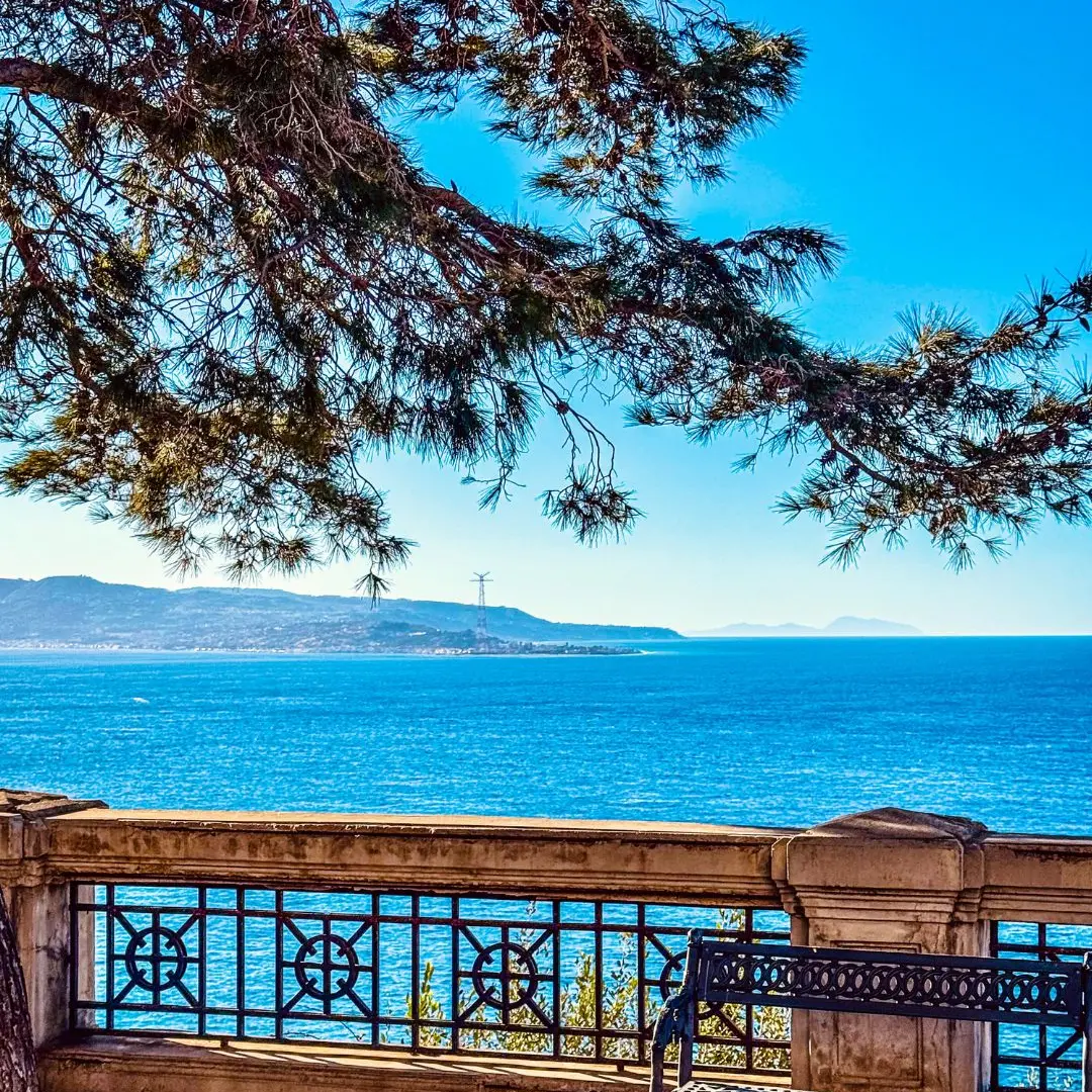 Sotto l’ombra lieve di Scilla, dove il mare racconta l’infinito\n