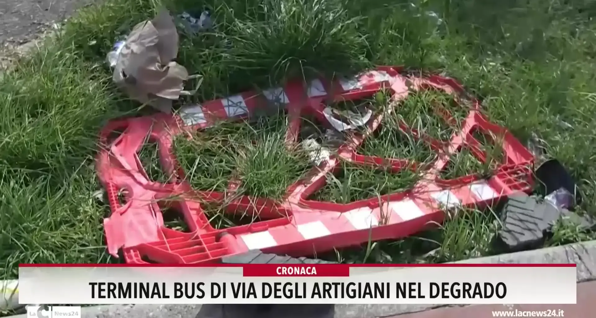 <p>Terminal bus di Vibo ancora preda del degrado: «Rischi per gli studenti che ogni giorno lo usano»</p>