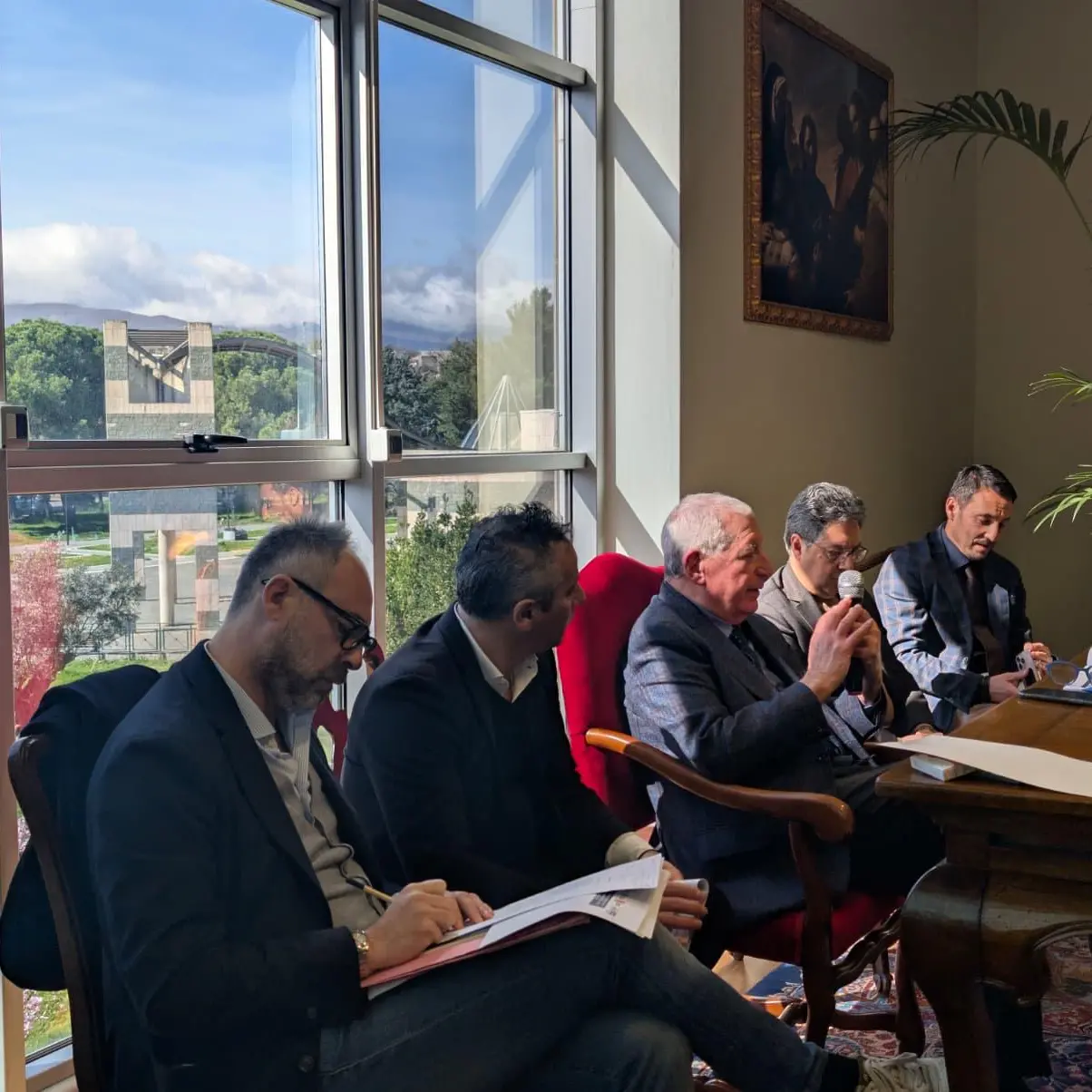 <p>Cosenza-Rende, presentata <span style=\"color:hsl(0, 75%, 60%);\">l’Agenda Urbana</span>: 9,5 milioni di lavori e aiuti alle imprese</p>