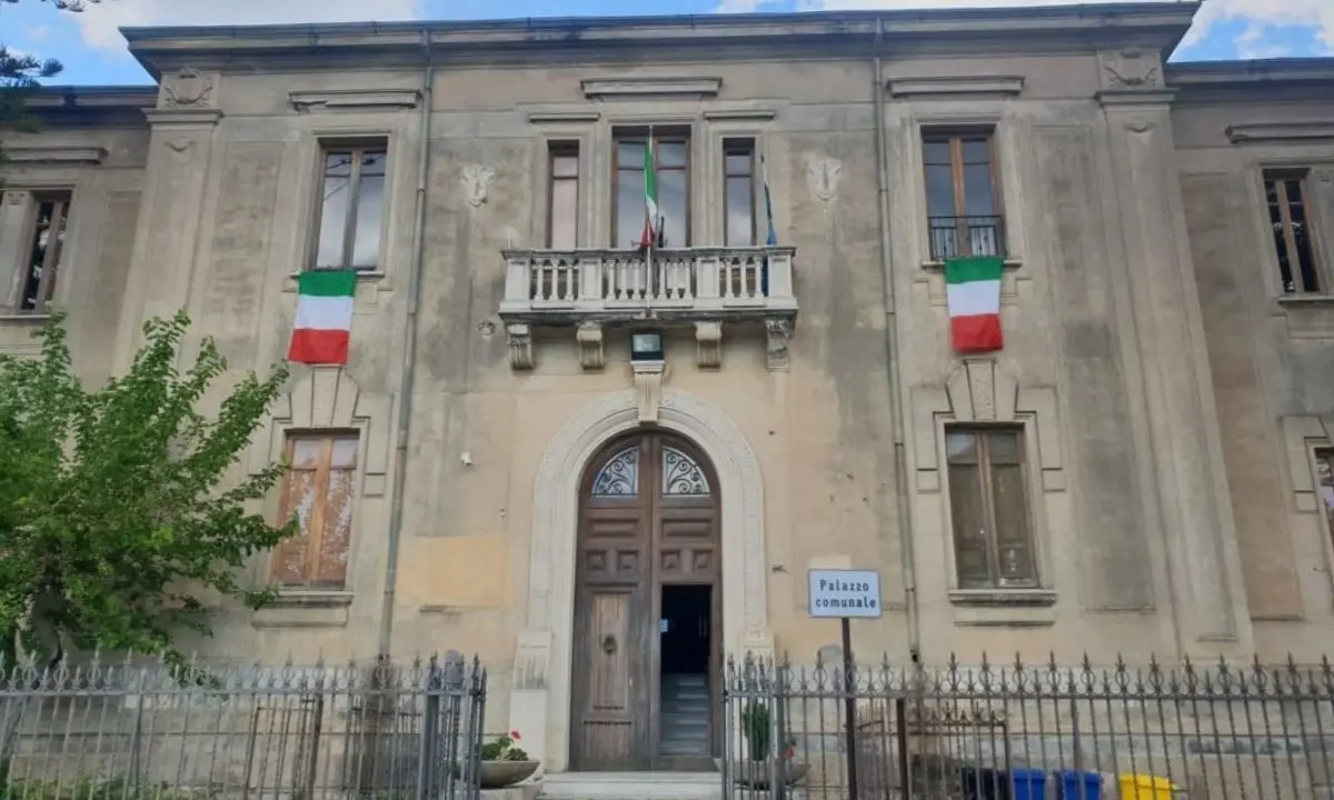 Crisi amministrativa e taglio degli alberi, a Caulonia si annuncia un consiglio comunale ad alta tensione