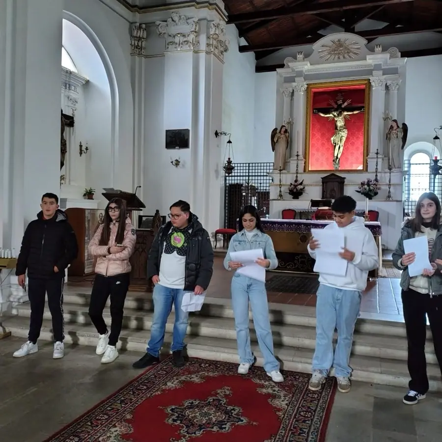 Studenti dell’Istituto\u00A0“Einaudi-Alvaro” di Palmi in visita alla chiesa del Santissimo Crocifisso\n