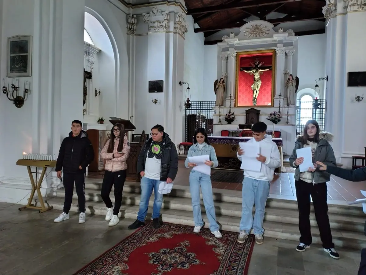 Studenti dell’Istituto\u00A0“Einaudi-Alvaro” di Palmi in visita alla chiesa del Santissimo Crocifisso\n