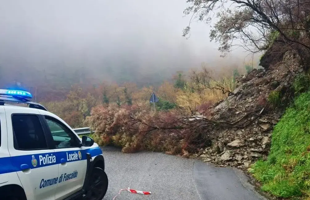 Crepe in casa dopo una frana, a Fuscaldo evacuate 4 famiglie: altre 10 erano state sgomberate tra Diamante e Belvedere\n