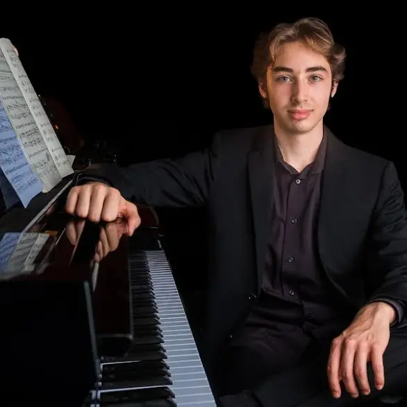 Il pianista Josef Edoardo Mossali atteso a Vibo: è tra i protagonisti del festival Giovani talenti musicali nel mondo\n