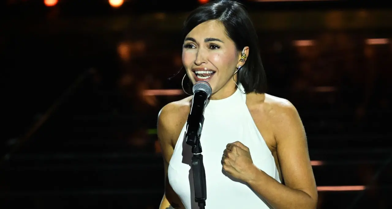 Serena Brancale commuove Sanremo: “Qui con me”, il canto per sua madre oltre le classifiche\n