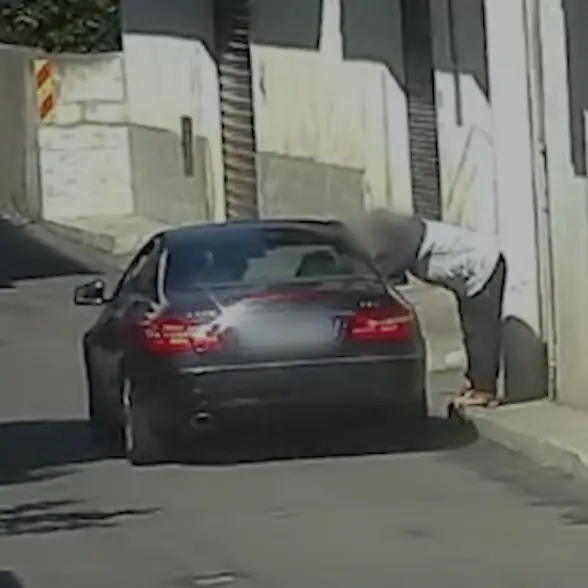 <p>‘Ndrangheta e spaccio a Cirò, i soldi della droga per pagare le spese legali dei detenuti: <span style=\"color:hsl(0, 75%, 60%);\">pusher minacciati</span> con le armi</p>