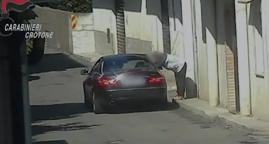 ‘Ndrangheta e spaccio a Cirò, i soldi della droga per pagare le spese legali dei detenuti: pusher minacciati con le armi\n