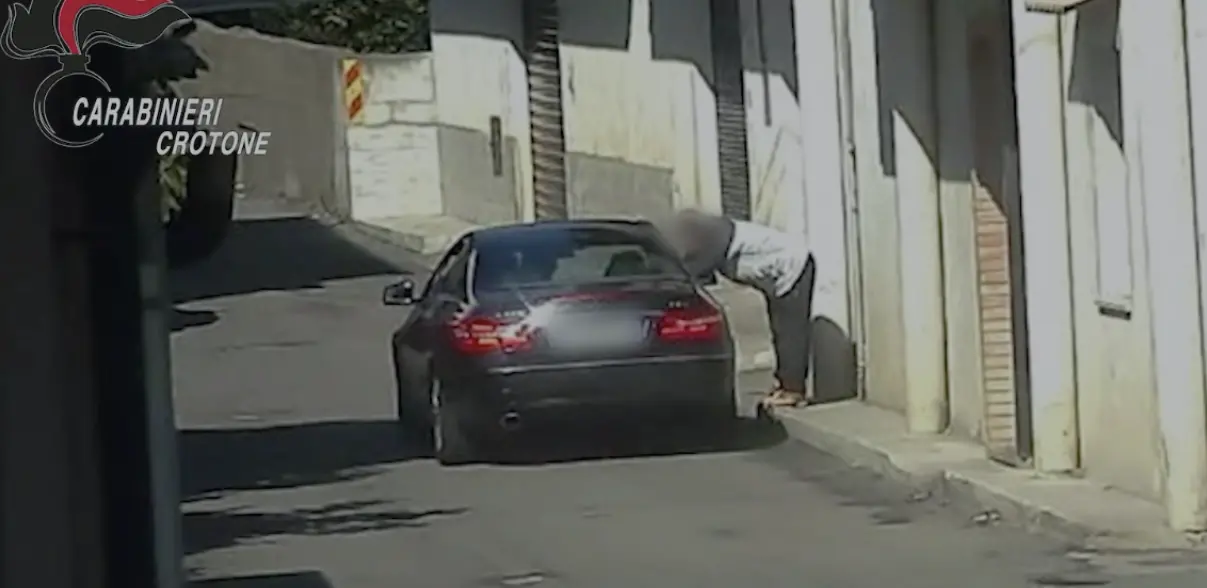 ‘Ndrangheta e spaccio a Cirò, i soldi della droga per pagare le spese legali dei detenuti: pusher minacciati con le armi\n