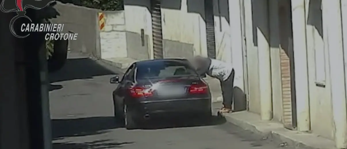 ‘Ndrangheta e spaccio a Cirò, i soldi della droga per pagare le spese legali dei detenuti: pusher minacciati con le armi\n