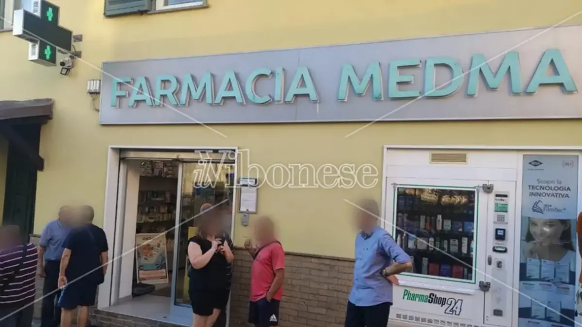 <p>La farmacia di Nicotera dove è avvenuto il tentato omicidio</p>\\n