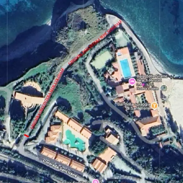 Frana nella discesa di contrada Sant’Irene a Briatico, strada chiusa. Ordinata l’evacuazione delle case minacciate dai massi sul costone\n