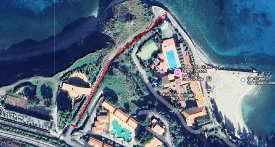 Frana nella discesa di contrada Sant’Irene a Briatico, strada chiusa. Ordinata l’evacuazione delle case minacciate dai massi sul costone\n