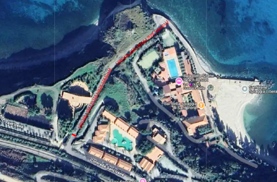 Frana nella discesa di contrada Sant’Irene a Briatico, strada chiusa. Ordinata l’evacuazione delle case minacciate dai massi sul costone\n